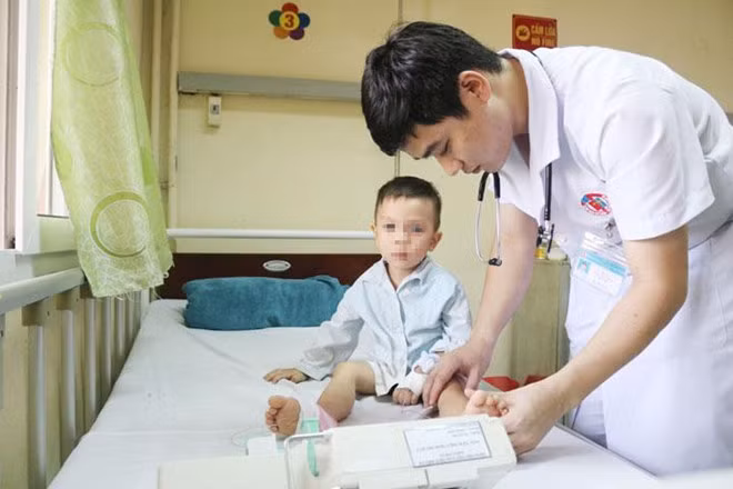 Bé trai 3 tuổi bị liệt hai chân sau giấc ngủ trưa
