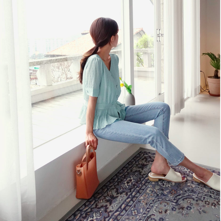 4 mẫu dép lê đang “làm mưa làm gió” trong làng phụ kiện cho phái đẹp ảnh 3 Empty