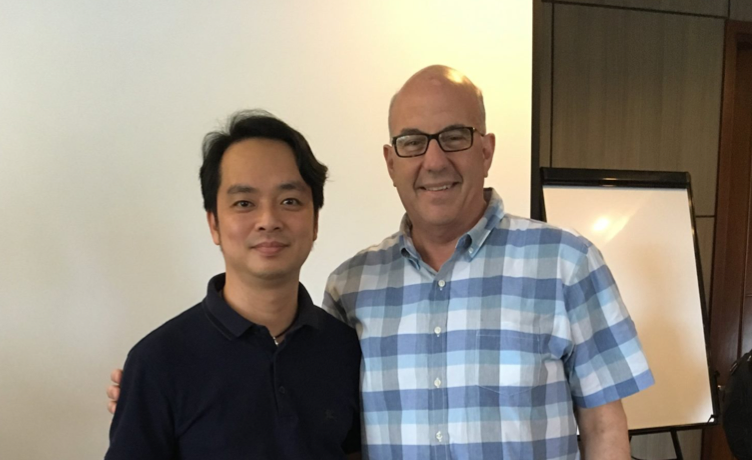 Ông Ngô Thanh Tùng - Đại diện của Đại học Greenwich (Việt Nam) giao lưu cùng “Ông trùm” khởi nghiệp Jeff Hoffman Ông Ngô Thanh Tùng - Đại diện của Đại học Greenwich (Việt Nam) giao lưu cùng “Ông trùm” khởi nghiệp Jeff Hoffman