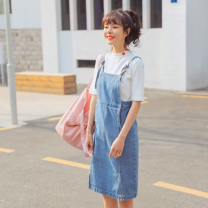 Chiếc váy yếm ngọt ngào với chiều dài ngang gối tạo nên nét nữ tính, cổ điển, kết hợp cùng áo thun trắng khiến bạn trở nên đáng yêu hơn trong dịp Tết này. 