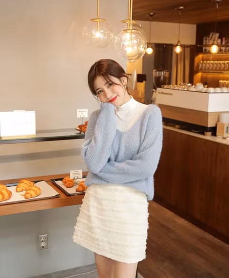 Vẻ đẹp dịu dàng, nữ tính trong chiếc áo len phối hợp với chân váy giúp cho bạn trởnên xinh đẹp, quyến rũ hơn.