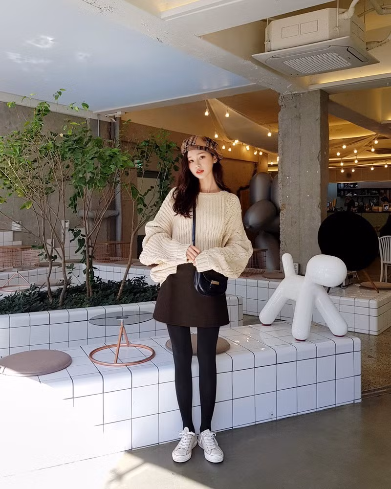 Mũ nồi và chân váy midi tạo vẻ cá tính, tinh nghịch. Với combo này, sẽ rất tuyệtnếu bạn kết hợp cùng combat boot/chelsea boot cao trên mắt cá chân. Còn nếu tựtin rằng mình sở hữu đôi chân thon dài, đừng ngại mà mix cùng boot cao ngangbắp đùi.