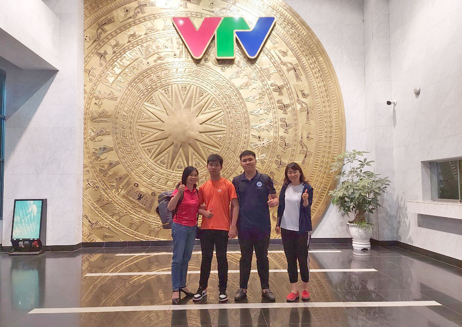 Xuân Mạnh cùng cô giáo hướng dẫn (bìa trái) và người thân tại trường quay của VTV. Xuân Mạnh cùng cô giáo hướng dẫn (bìa trái) và người thân tại trường quay của VTV.