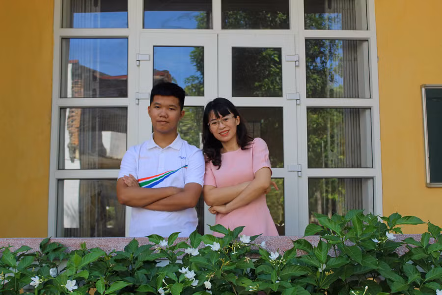 Lê Xuân Mạnh cùng cô giáo hướng dẫn Trần Thị Xuân. Ảnh: Lường Toán. Lê Xuân Mạnh cùng cô giáo hướng dẫn Trần Thị Xuân. Ảnh: Lường Toán.