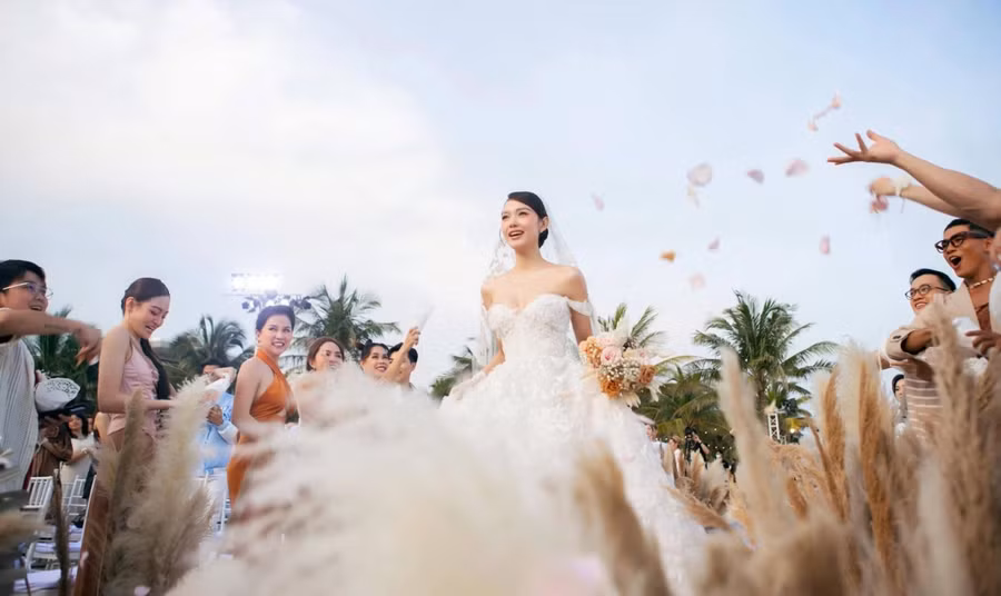 Trấn Thành và dàn sao Việt rạng rỡ dự đám cưới đẹp như mơ của Minh Hằng ảnh 8