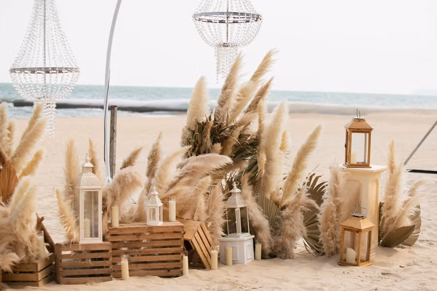 Minh Hằng cho biết, cô không chỉ muốn cỏ lau được đặt để hợp lý, đẹp đẽ mà còn phải phù hợp với sức khỏe mọi người, không gây kích ứng hay tác hại nào cho khách mời.