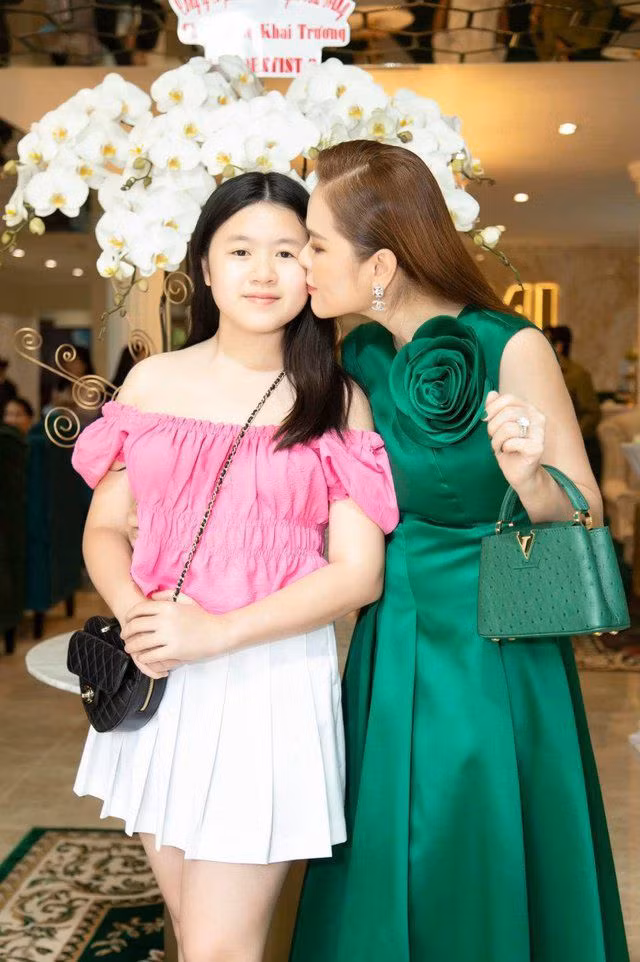 Victoria ngoài sở hữu căn nhà 200 tỷ, còn là chủ nhân của nhiều bất động sản có giá trị khác.