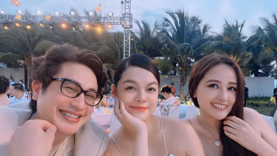 Mai Phương Thúy, Phạm Quỳnh Anh chọn trang phục hở vai.