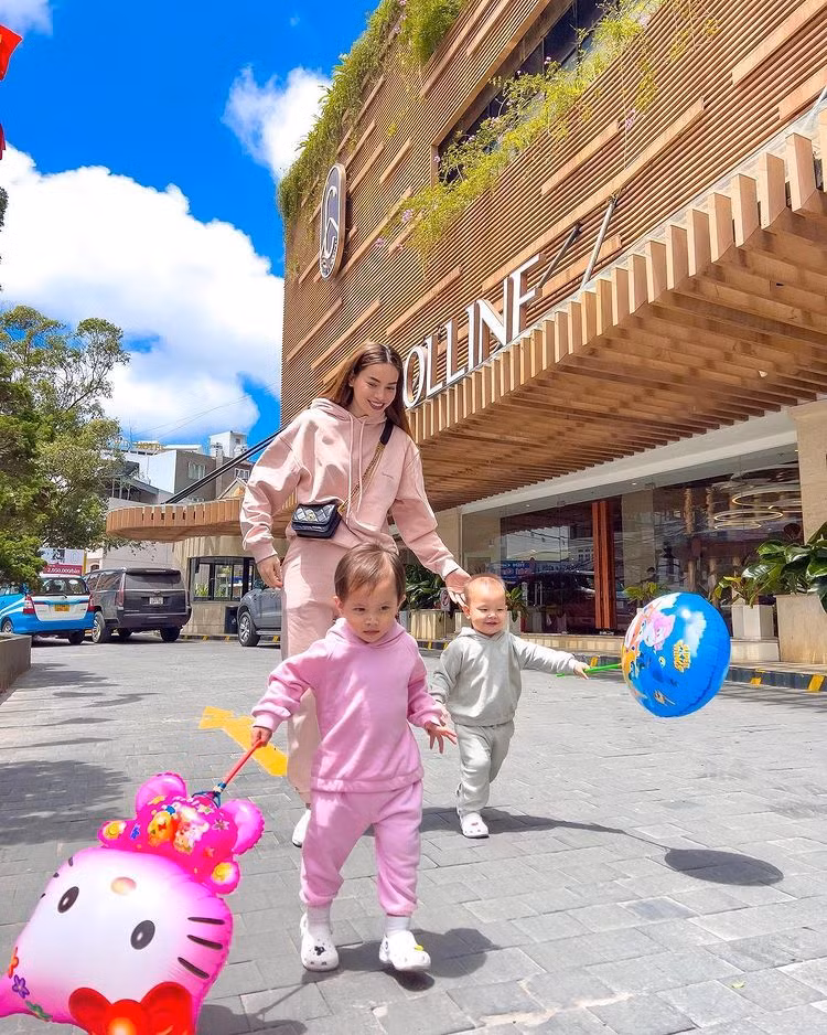 Lisa và Leon liên tục được bố mẹ dẫn đi du lịch. (Ảnh: IG @henrylisaleon).