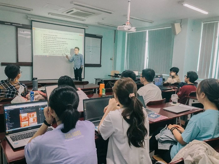 Sinh viên ngành Tài chính- ngân hàng của Trường ĐH Kinh tế- Luật (ĐHQG TPHCM) trong một giờ học