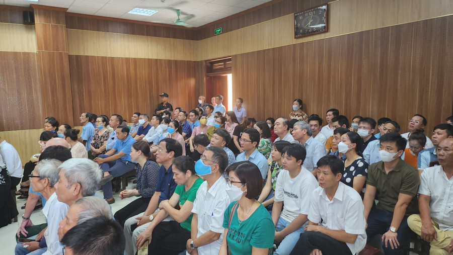 Phiên toà được đông đảo người dân quan tâm, theo dõi. (Ảnh: NT). Phiên toà được đông đảo người dân quan tâm, theo dõi. (Ảnh: NT).