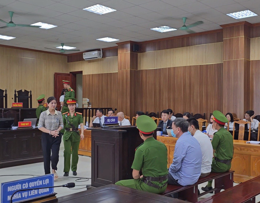 Bị cáo Phạm Thị Hằng, cựu Giám đốc Sở GD&ĐT được đưa đến phiên xử. (Ảnh: NT). Bị cáo Phạm Thị Hằng, cựu Giám đốc Sở GD&ĐT được đưa đến phiên xử. (Ảnh: NT).