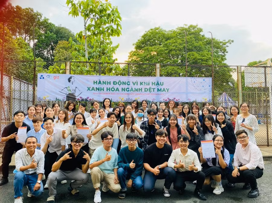 Sinh viên tham dự cuộc thi rất hào hứng, đưa ra nhiều ý tưởng thiết thực.