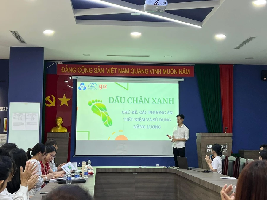 Nhóm Dấu chân xanh trình bày ý tưởng trước ban giám khảo tại vòng chung kết.