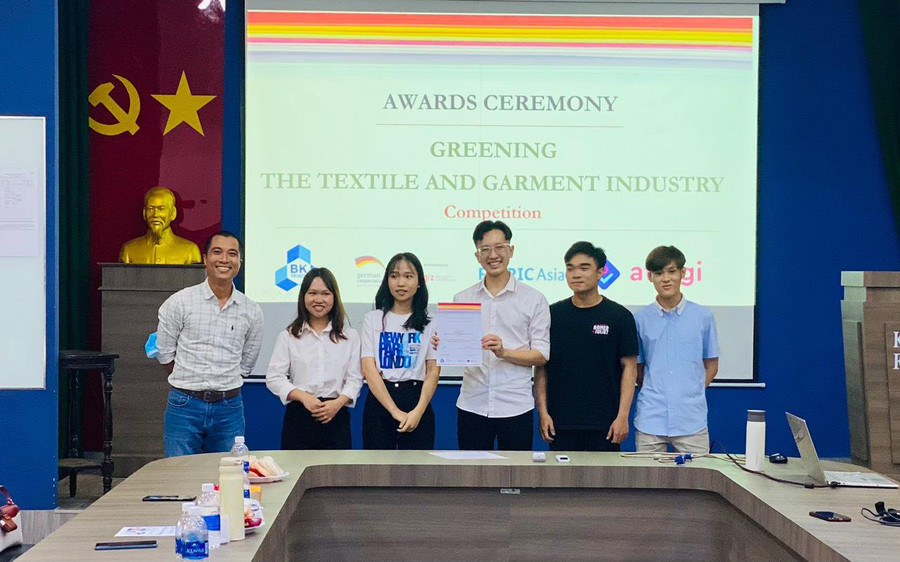 Một nhóm sinh viên đạt giải cao nhận giấy chứng nhận của ban tổ chức. Một nhóm sinh viên đạt giải cao nhận giấy chứng nhận của ban tổ chức.