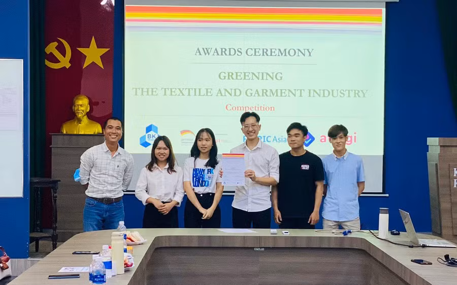 Một nhóm sinh viên đạt giải cao nhận giấy chứng nhận của ban tổ chức.