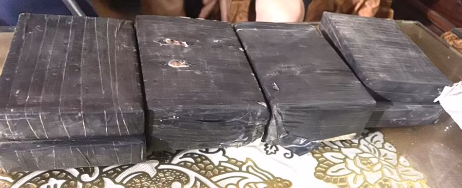 Tang vật thu giữ là 8 bánh hêrôin.