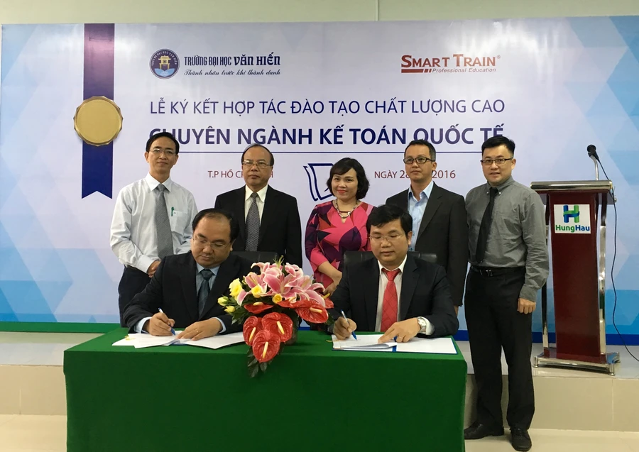 Đại diện Trường Đại học Văn Hiến và Smart Train tiến hành ký kết thỏa thuận hợp tác đào tạo