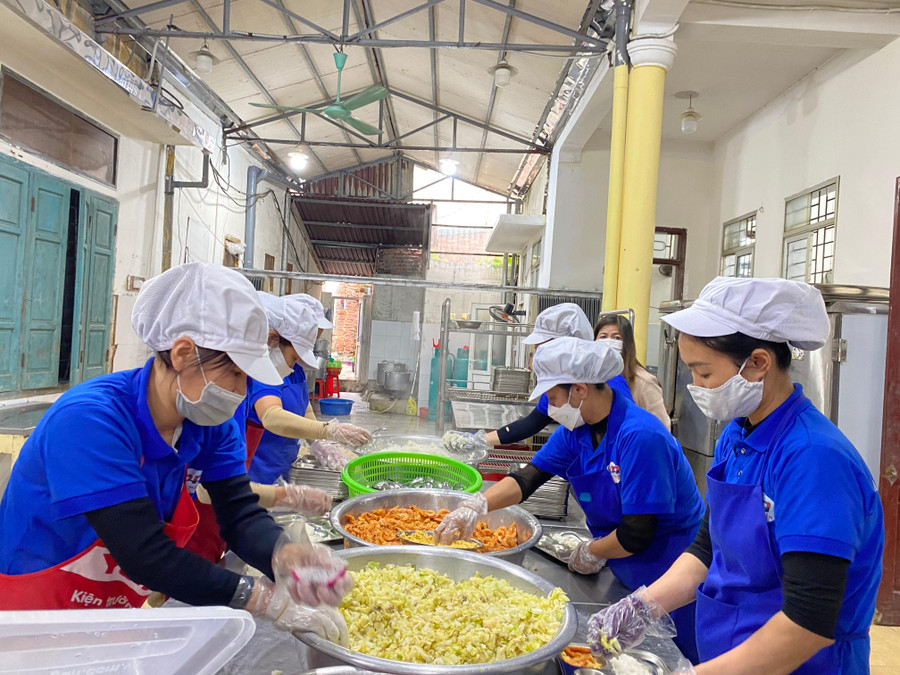 Nhân viên cấp dưỡng trong trường đều được tập huấn về công tác đảm bảo vệ sinh an toàn thực phẩm. Nhân viên cấp dưỡng trong trường đều được tập huấn về công tác đảm bảo vệ sinh an toàn thực phẩm.