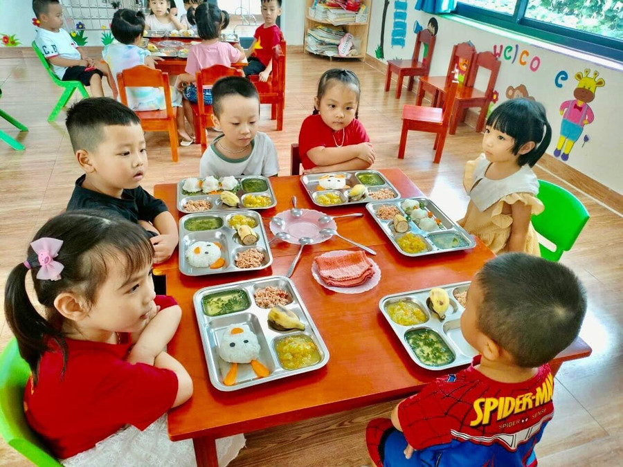 Những bữa ăn bán trú của học sinh hiện nay đều có sự giám sát của phụ huynh. Những bữa ăn bán trú của học sinh hiện nay đều có sự giám sát của phụ huynh.