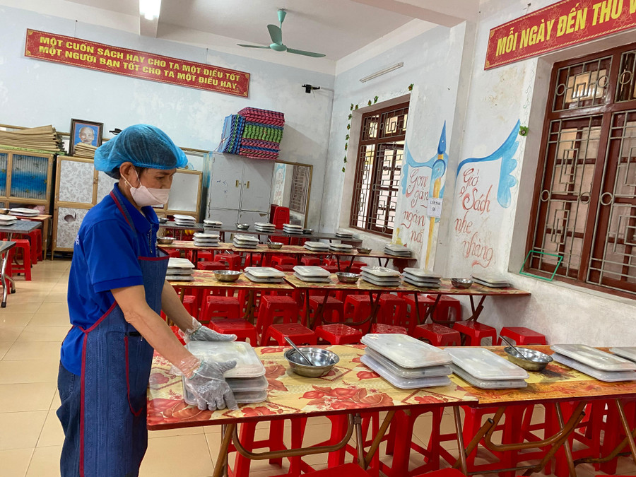 Những suất ăn của học sinh được chia vào các hộp và đưa đến từng khu Những suất ăn của học sinh được chia vào các hộp và đưa đến từng khu