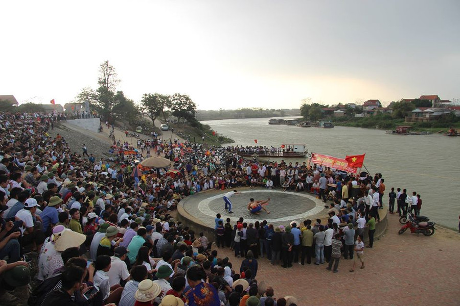Đấu vật đầu xuân thể hiện tinh thần thượng võ của người Việt. Đấu vật đầu xuân thể hiện tinh thần thượng võ của người Việt.