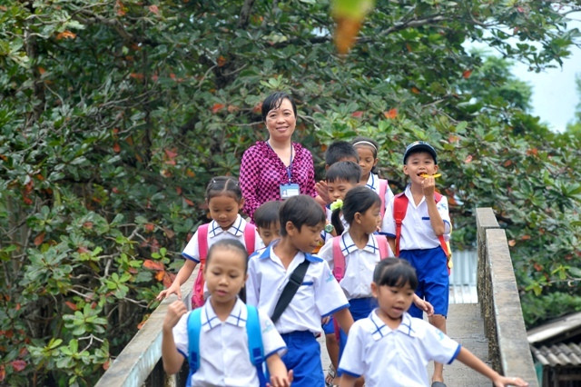 Cô Nhung và học trò của xã đảo.