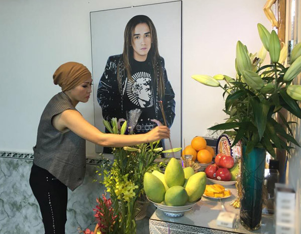 Phương Thanh đến thắp hương cho Minh Thuận tối 6/11. 49-ngay-mat-minh-thuan-phuong-thanh-moi-dam-nhac-den-anh