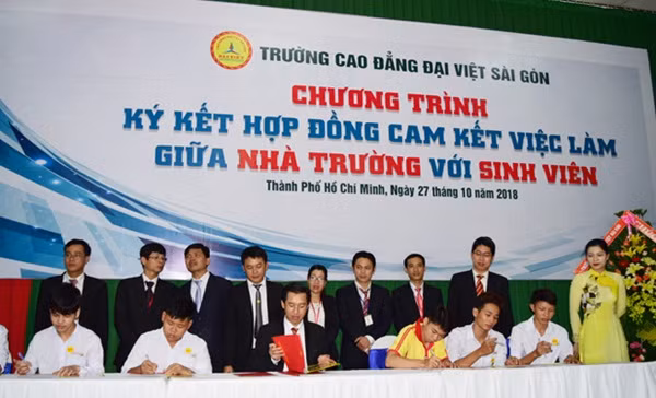 TS Lê Lâm (giữa) thực hiện ký hợp đồng cam kết việc làm với từng sinh viên TS Lê Lâm (giữa) thực hiện ký hợp đồng cam kết việc làm với từng sinh viên