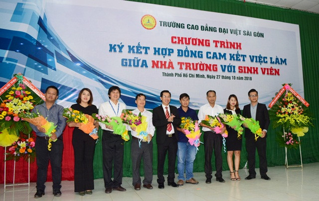 TS Lê Lâm(giữa) tặng hoa cám ơn các Doanh nghiệp đã đồng hành cùng nhà trường trong cam kết việc làm với sinh viên