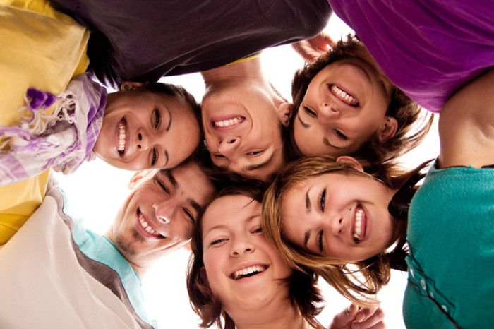 Trẻ tuổi teen cũng chịu nhiều áp lực từ bạn bè. (Ảnh: ITN). Trẻ tuổi teen cũng chịu nhiều áp lực từ bạn bè. (Ảnh: ITN).