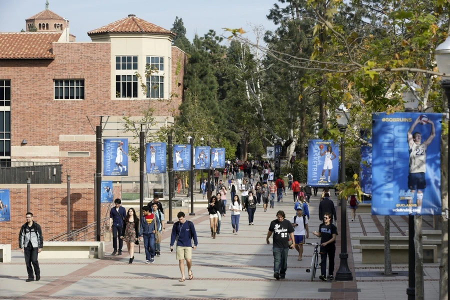 Đại học UCLA ở Los Angeles.