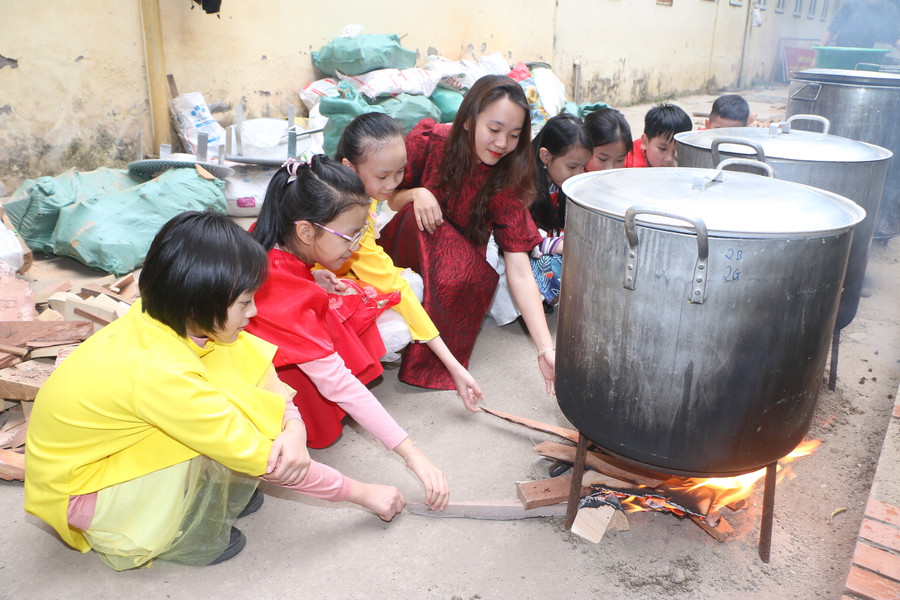 Sau khi gói xong, bánh chưng sẽ được luộc trên bếp lửa ngay sau trường.