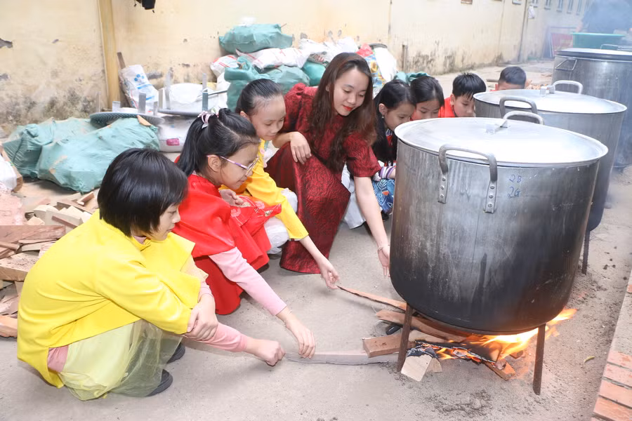 Sau khi gói xong, bánh chưng sẽ được luộc trên bếp lửa ngay sau trường.