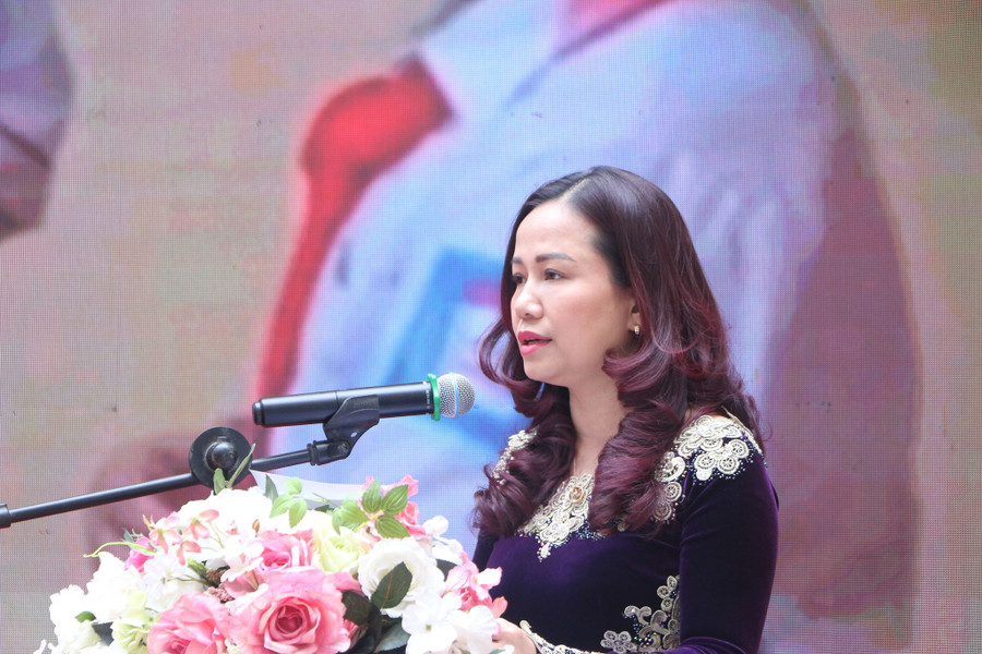 Nhà giáo Vương Hương Giang - Trưởng Phòng GD&ĐT Hoàn Kiếm phát biểu khai mạc chương trình. Nhà giáo Vương Hương Giang - Trưởng Phòng GD&ĐT Hoàn Kiếm phát biểu khai mạc chương trình.