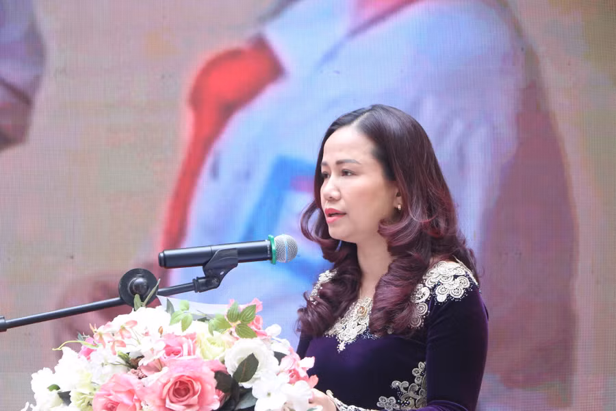 Nhà giáo Vương Hương Giang - Trưởng Phòng GD&amp;ĐT Hoàn Kiếm phát biểu khai mạc chương trình.