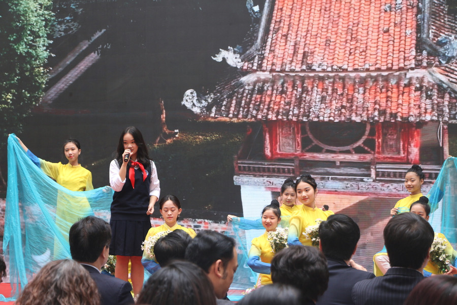 Học sinh các trường được tìm hiểu về văn hóa, truyền thống của người dân Thủ đô qua các thời kỳ. Học sinh các trường được tìm hiểu về văn hóa, truyền thống của người dân Thủ đô qua các thời kỳ.