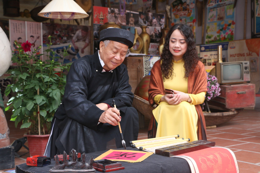 Tại ngày hội, các em được trải nghiệm không gian của ngày Tết xưa với hình ảnh của ông đồ bên nghiên mực tàu. Tại ngày hội, các em được trải nghiệm không gian của ngày Tết xưa với hình ảnh của ông đồ bên nghiên mực tàu.