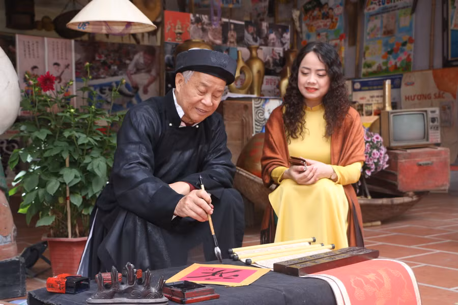 Tại ngày hội, các em được trải nghiệm không gian của ngày Tết xưa với hình ảnh của ông đồ bên nghiên mực tàu.