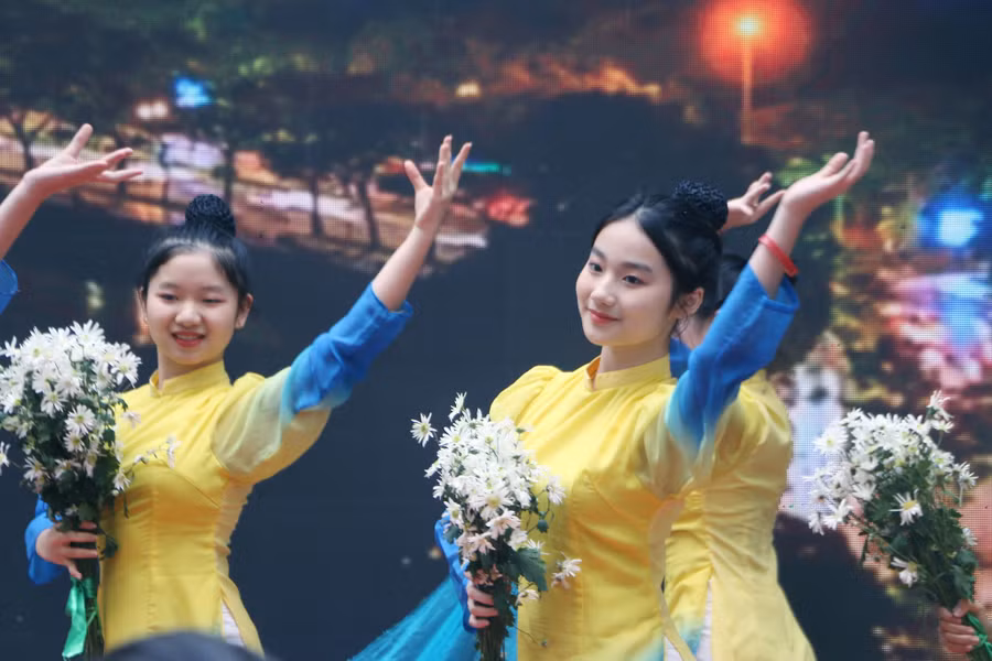 Học sinh quận Hoàn Kiếm được giáo dục nếp sống thanh lịch, văn minh qua nhiều hoạt động cụ thể. 