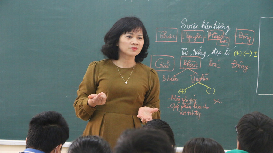 Cô Nguyễn Thị Nguyệt - Phó Hiệu trưởng Trường THCS Nguyễn Du (Nam Từ Liêm, Hà Nội). Cô Nguyễn Thị Nguyệt - Phó Hiệu trưởng Trường THCS Nguyễn Du (Nam Từ Liêm, Hà Nội).