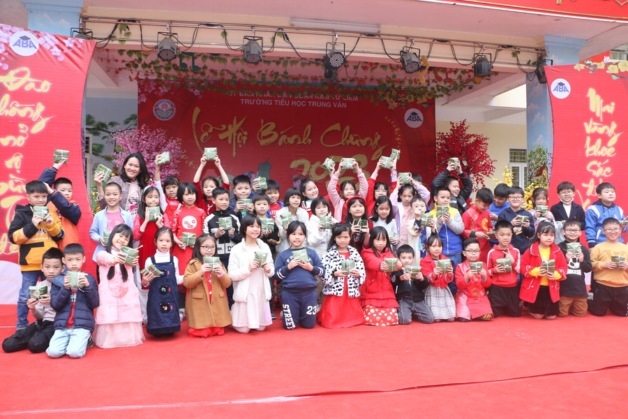 Chương trình Lễ hội bánh chưng năm 2023 đã thu hút 1.820 học sinh toàn trường cùng đông đảo phụ huynh, giáo viên tham dự.