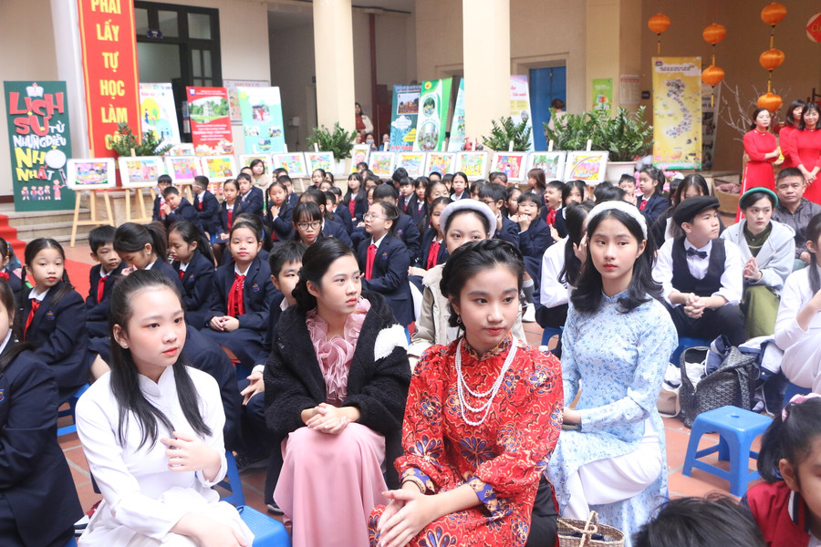 Các em tham gia Ngày hội “Sáng mãi nét đẹp thanh lịch, văn minh” học sinh quận Hoàn Kiếm. Các em tham gia Ngày hội “Sáng mãi nét đẹp thanh lịch, văn minh” học sinh quận Hoàn Kiếm.