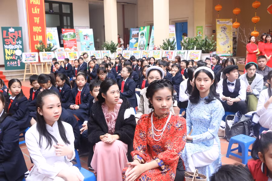 Các em tham gia Ngày hội “Sáng mãi nét đẹp thanh lịch, văn minh” học sinh quận Hoàn Kiếm.