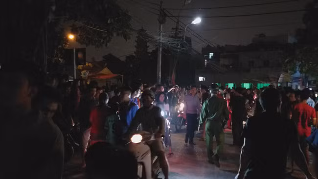 Vợ khóc ngất khi tìm thấy xác chồng dưới hồ 