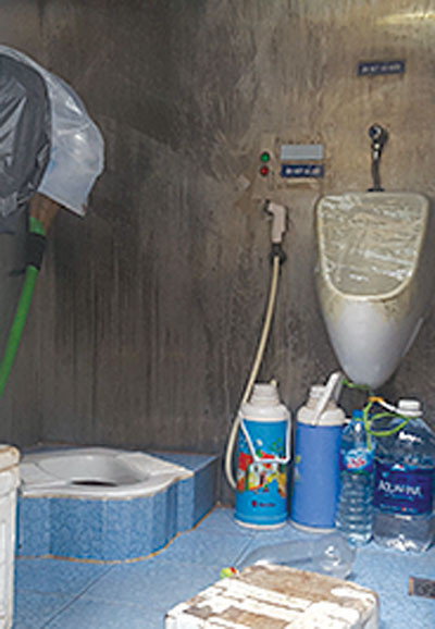 Nhà vệ sinh được trưng dụng làm nơi chứa đồ 8