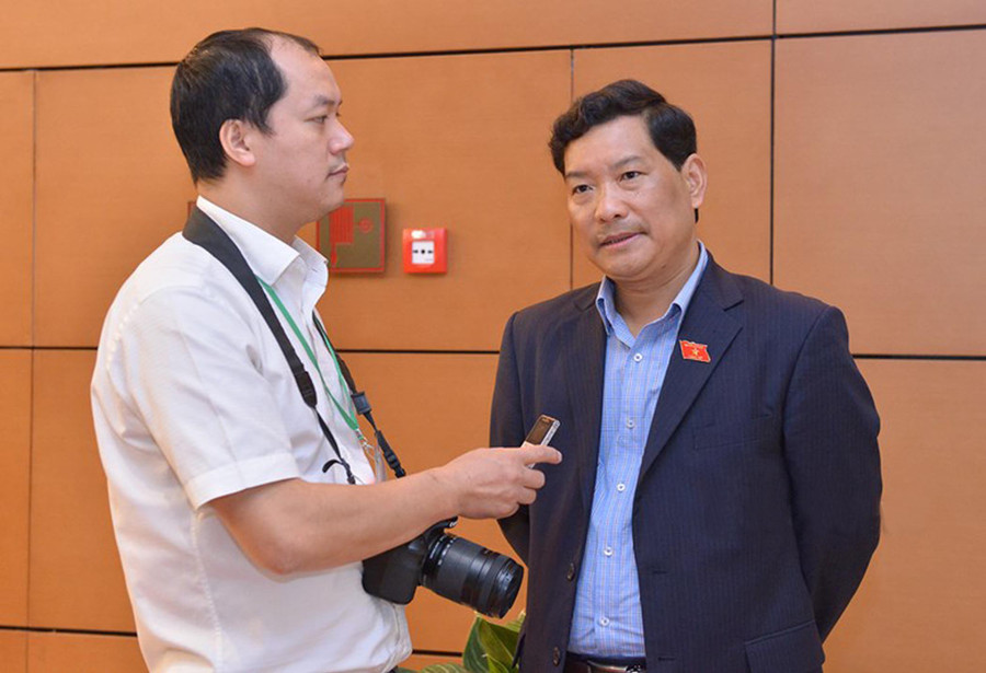 Đại biểu Chu Lê Chinh trao đổi với phóng viên bên lề Quốc hội Đại biểu Chu Lê Chinh trao đổi với phóng viên bên lề Quốc hội