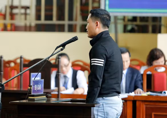 Cựu trung tướng Phan Văn Vĩnh rời phòng xử vì tăng huyết áp - Ảnh 5.