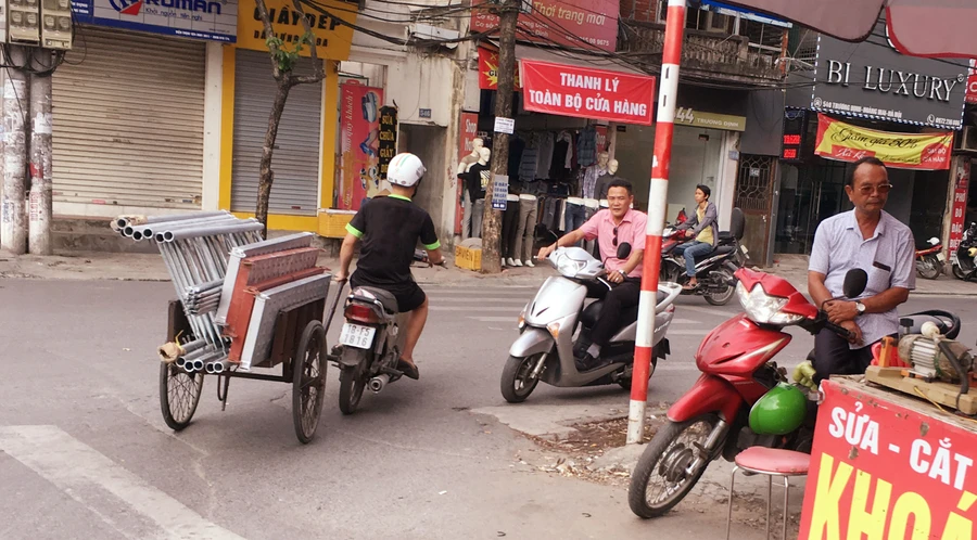 Cảnh “tay xách, nách mang” của xe ba gác dù