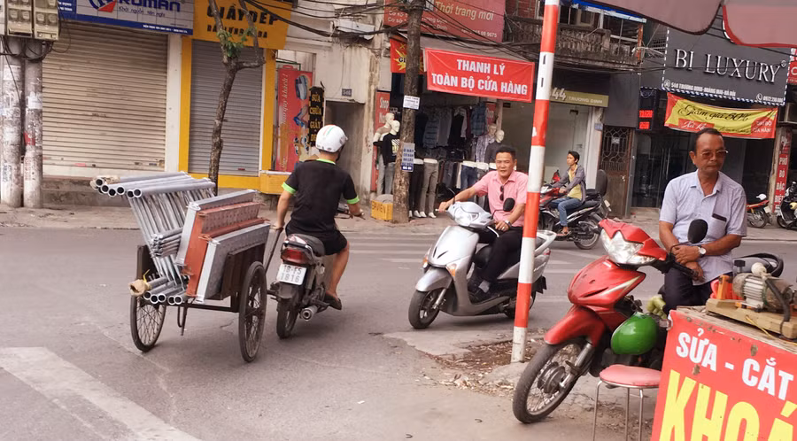 Cảnh “tay xách, nách mang” của xe ba gác dù